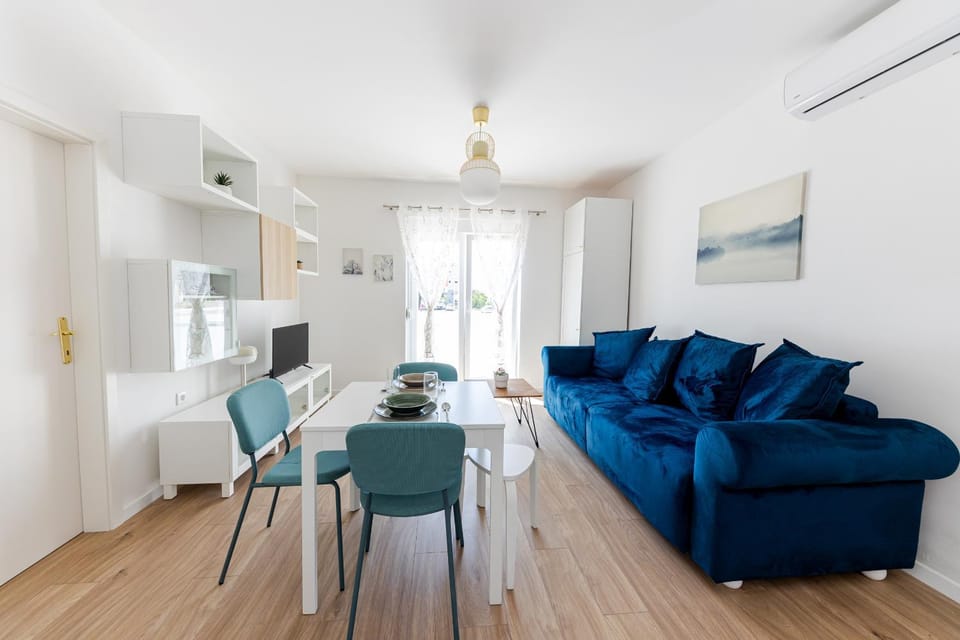 TV and multimedia, Living room, Seating area, Dining area