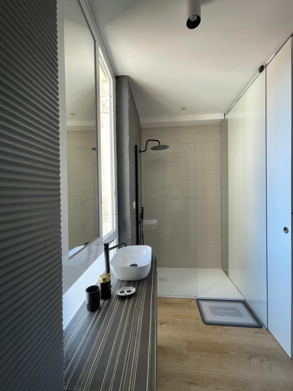 Shower, Toilet, Bathroom, towels
