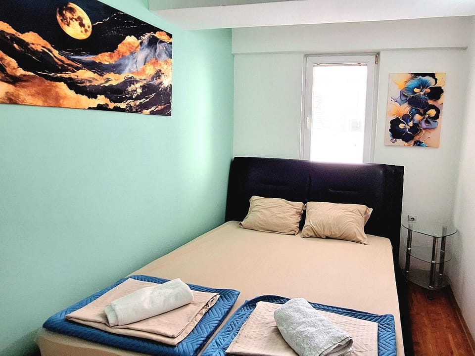 Bed, Bedroom, towels