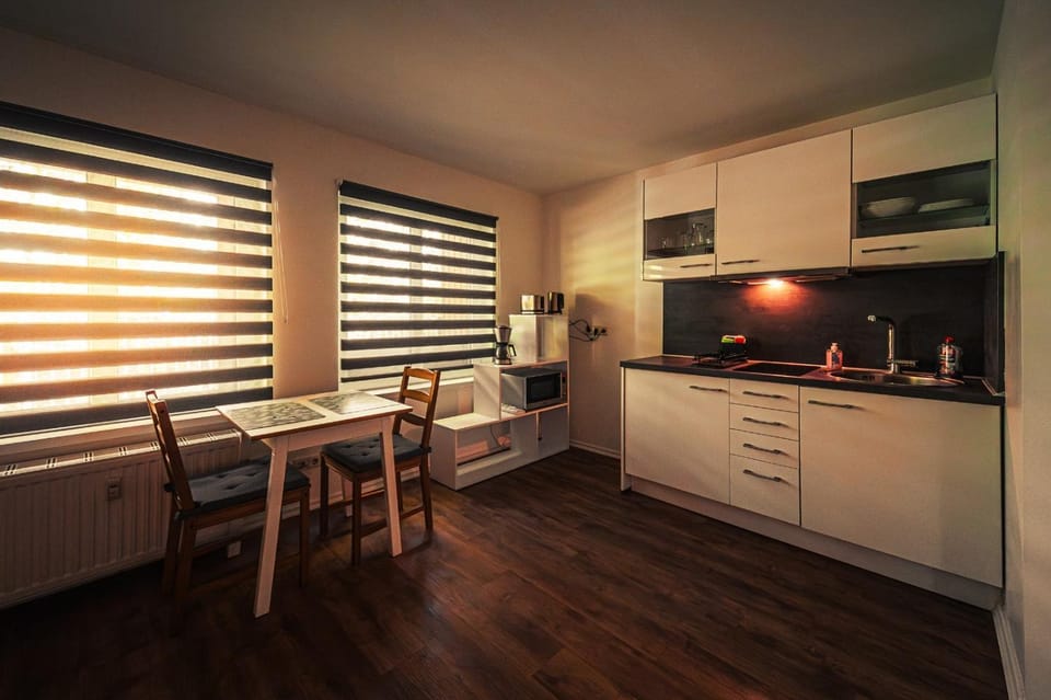 Kitchen or kitchenette, Dining area, stove