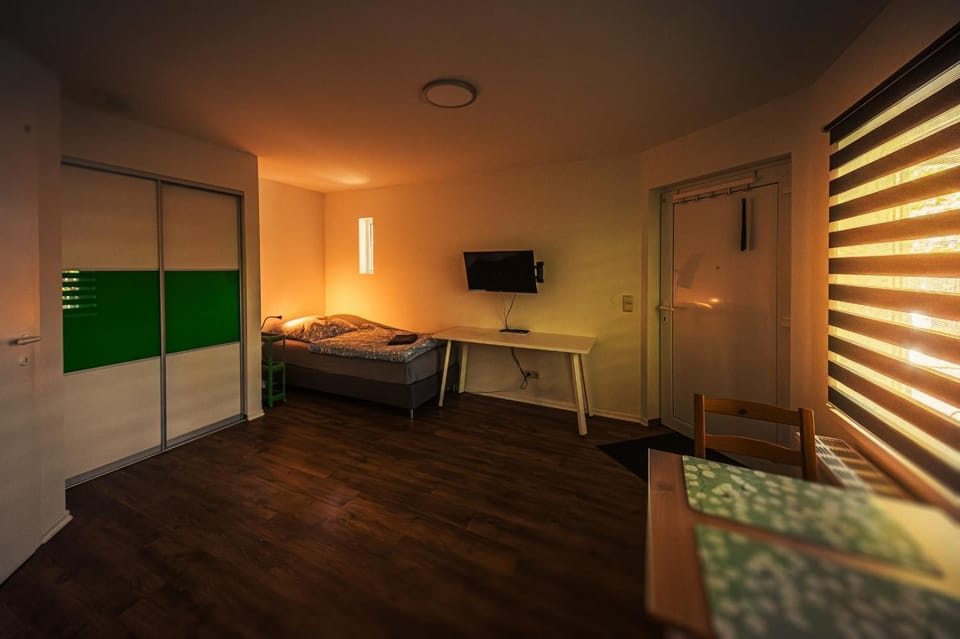 Bed, TV and multimedia, Photo of the whole room, Bedroom