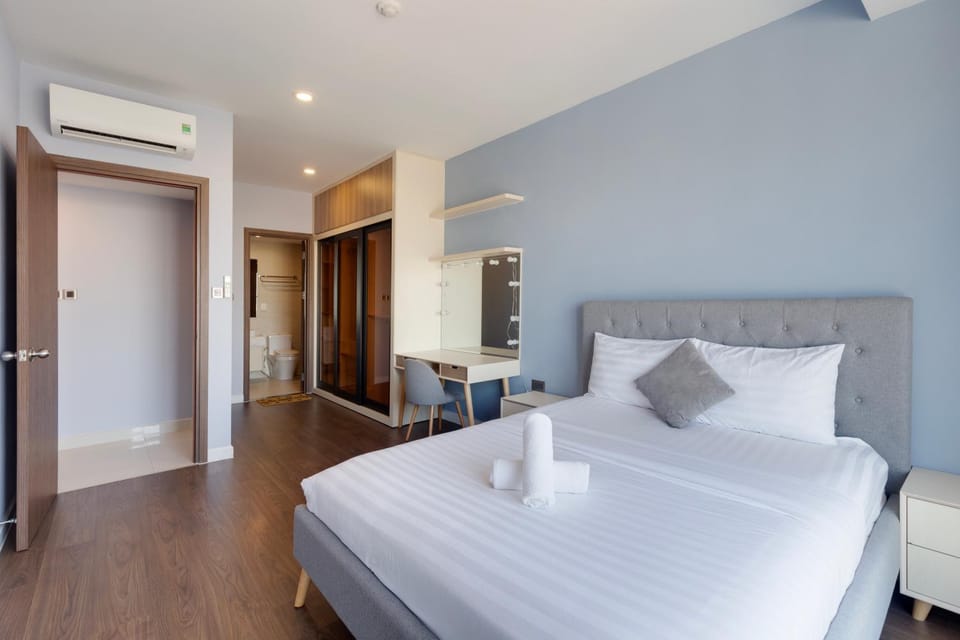 Bed, Living room, Photo of the whole room, Seating area, Bedroom, towels, air conditioner