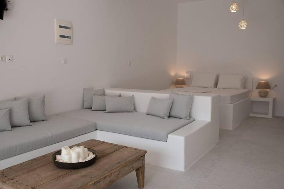 Thavma Boathouse Apartment in Milos