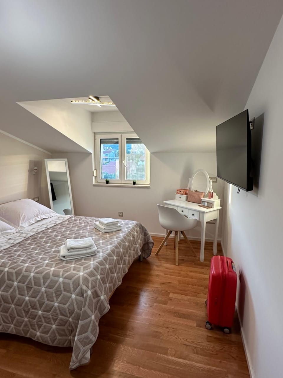 Bed, TV and multimedia, Bedroom