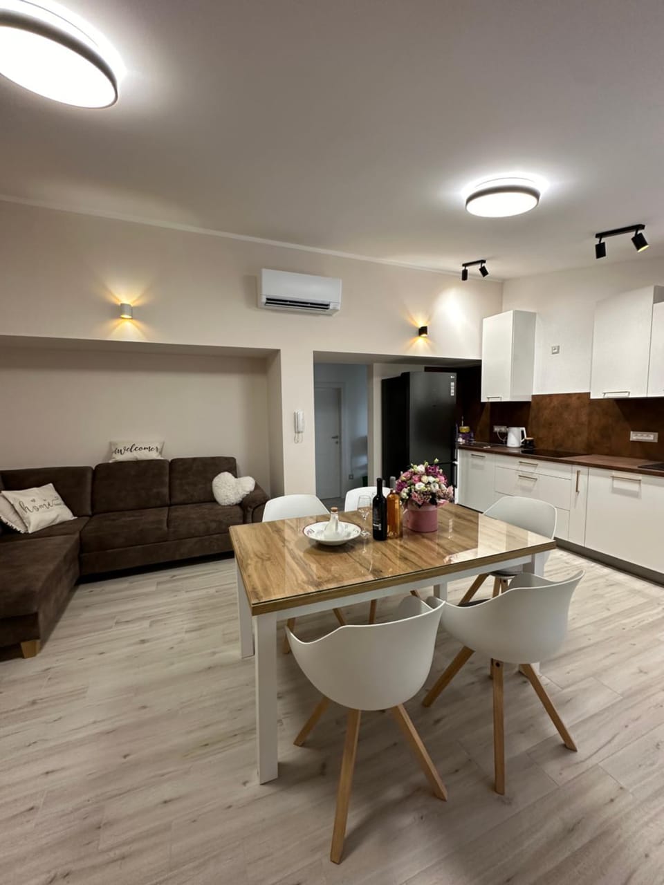 Kitchen or kitchenette, Living room, Seating area, Dining area, air conditioner