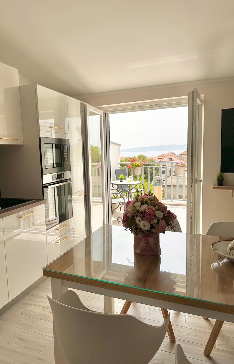 Natural landscape, View (from property/room), Balcony/Terrace, Kitchen or kitchenette, Living room, Seating area, Dining area, Sea view