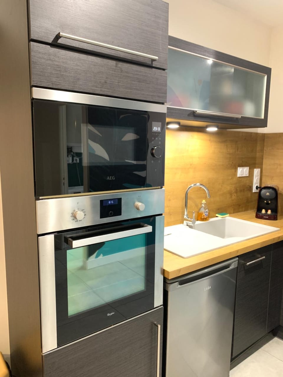 Kitchen or kitchenette, oven