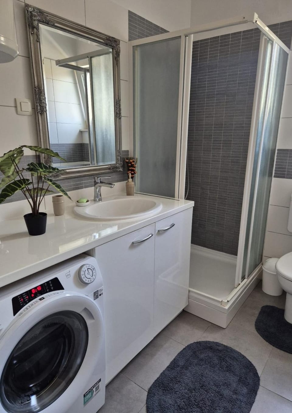 Shower, Toilet, Bathroom, towels, washing machine