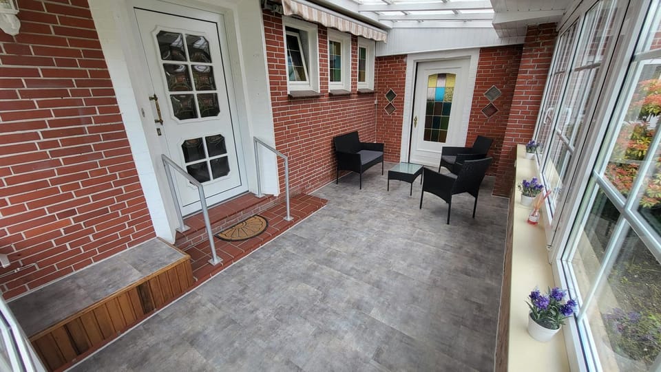 Facade/entrance, Balcony/Terrace