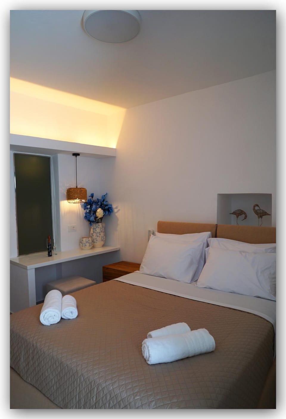 Bed, Photo of the whole room, towels