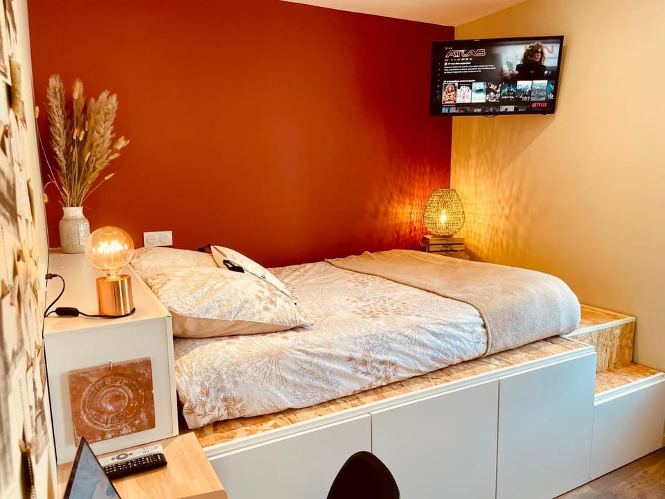 Bed, Night, TV and multimedia, Bedroom