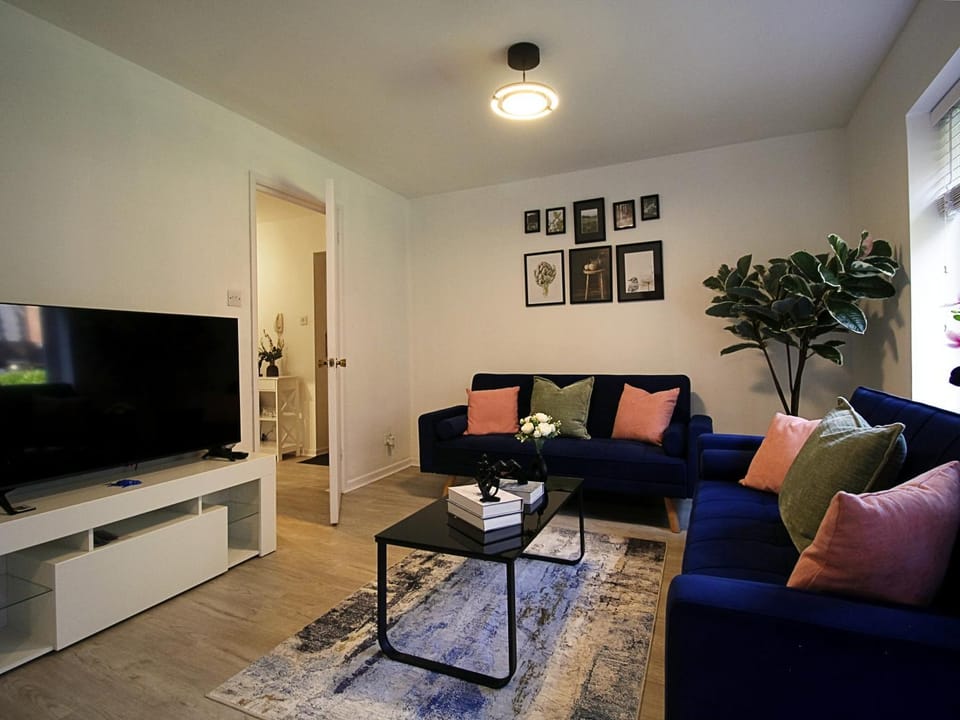 TV and multimedia, Living room, Seating area, Evening entertainment