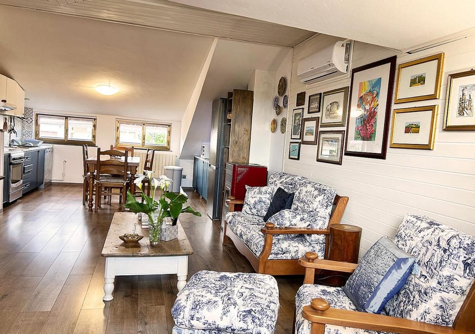 Day, Living room