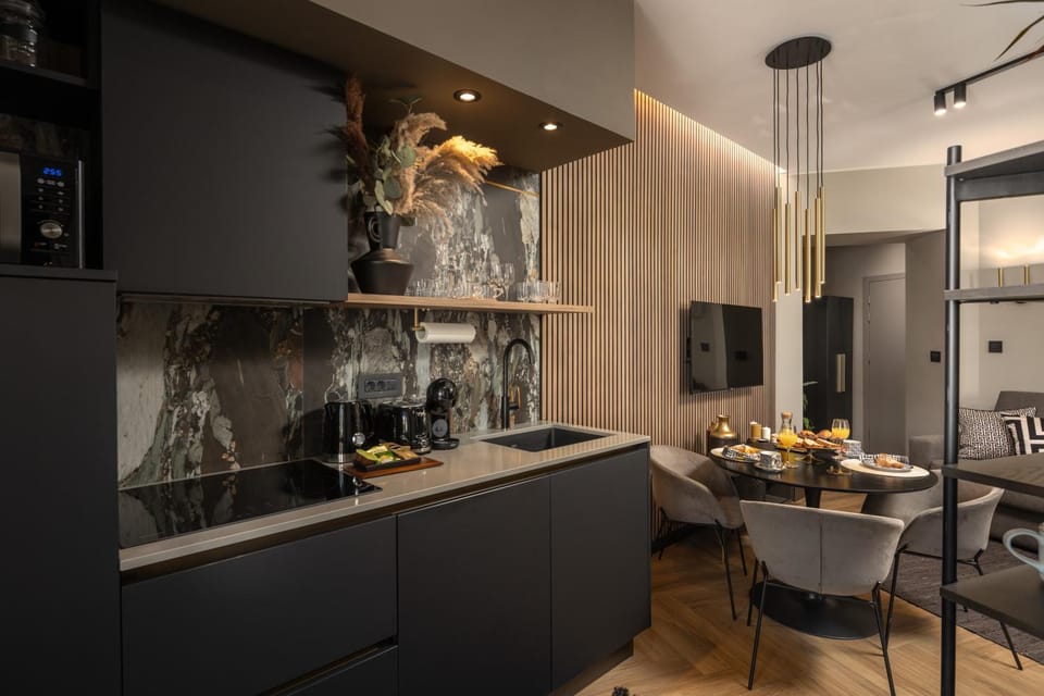 TV and multimedia, Kitchen or kitchenette, Dining area, stove