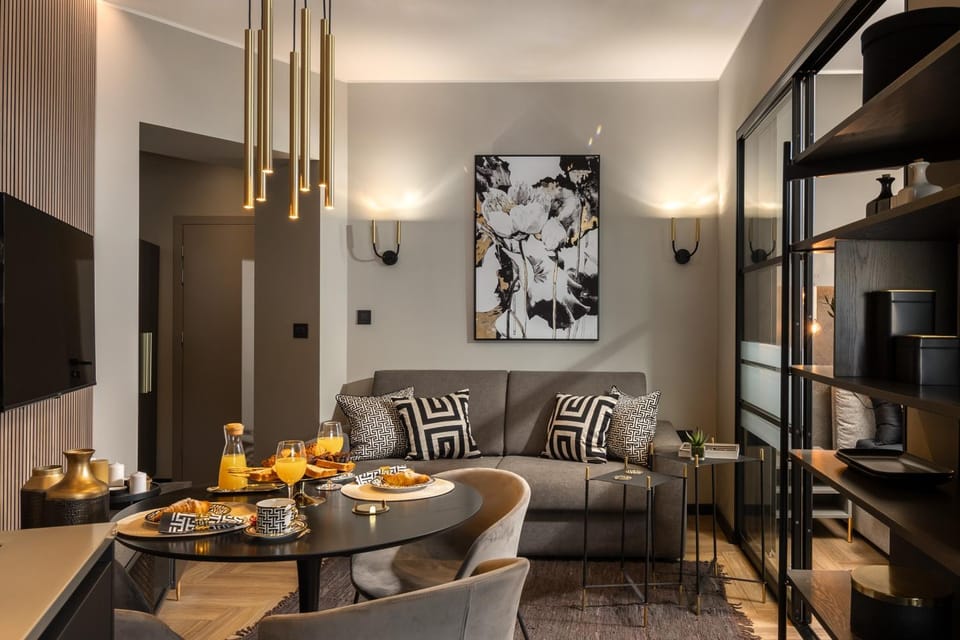 Food and drinks, Seating area, Dining area