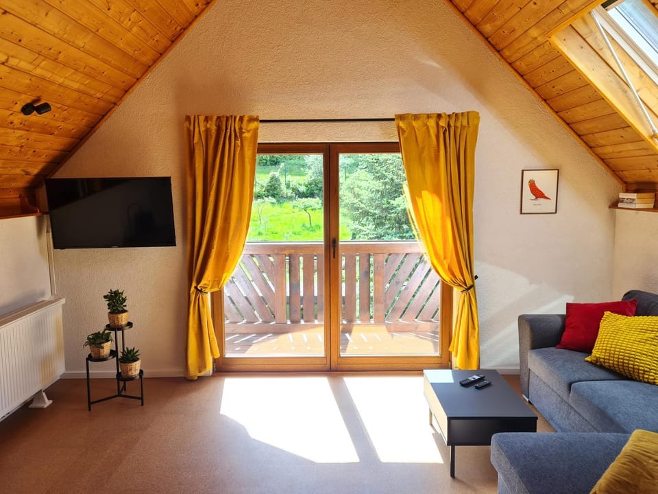 Communal lounge/ TV room, TV and multimedia, Living room, Seating area, Evening entertainment