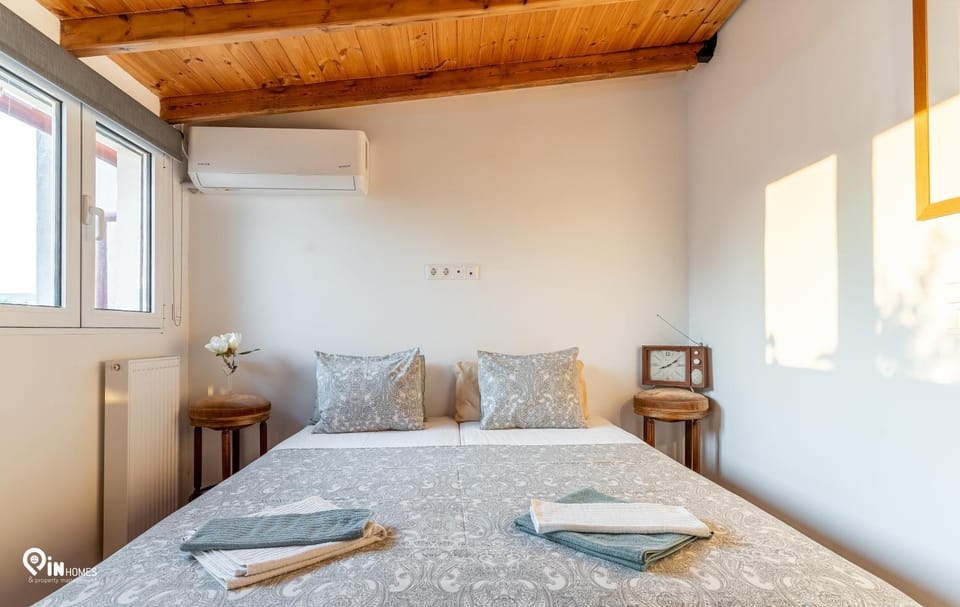 Rustic - Private Rooftop Garden & City View Studio in Egaleo-Athens Apartment in Piraeus Regional Unit, Greece