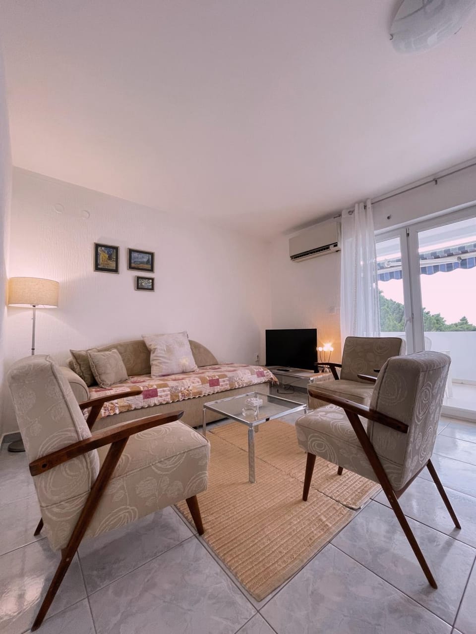 Communal lounge/ TV room, Living room, Seating area, air conditioner