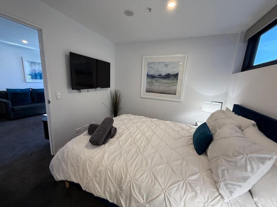 Midnight Luxe 2BR 2Bath Apartment 507 in the heart of Braddon L5 Views Pool Sauna Gym Wifi Apartment in Canberra