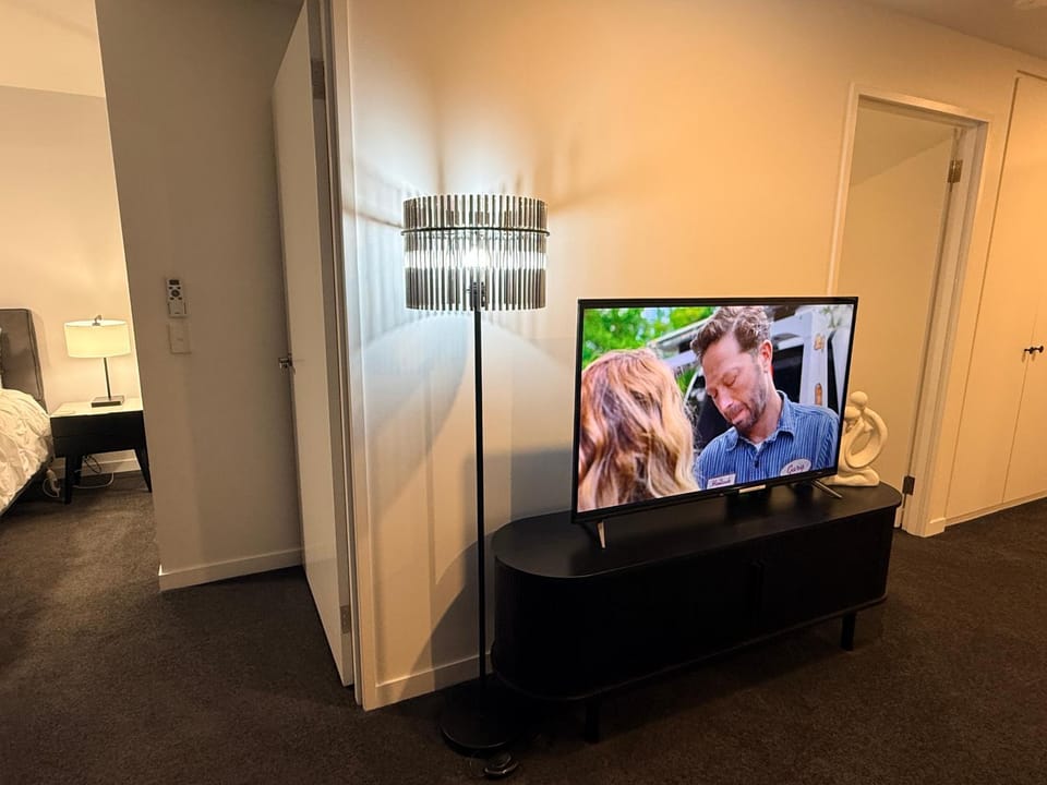 Midnight Luxe 2BR 2Bath Apartment 507 in the heart of Braddon L5 Views Pool Sauna Gym Wifi Apartment in Canberra