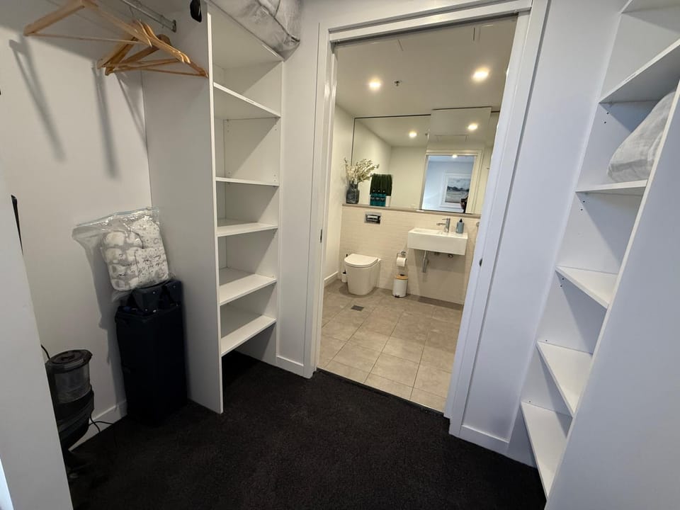 Midnight Luxe 2BR 2Bath Apartment 507 in the heart of Braddon L5 Views Pool Sauna Gym Wifi Apartment in Canberra