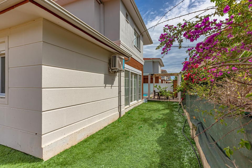 Property building, Spring, Day, Garden, Garden view