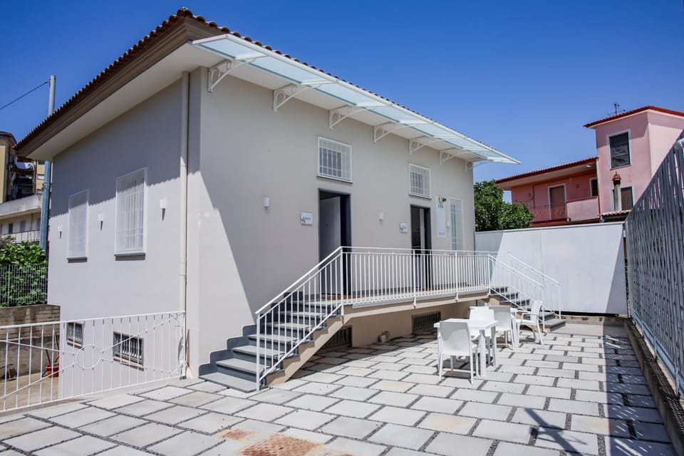 Property building, Patio, Balcony/Terrace
