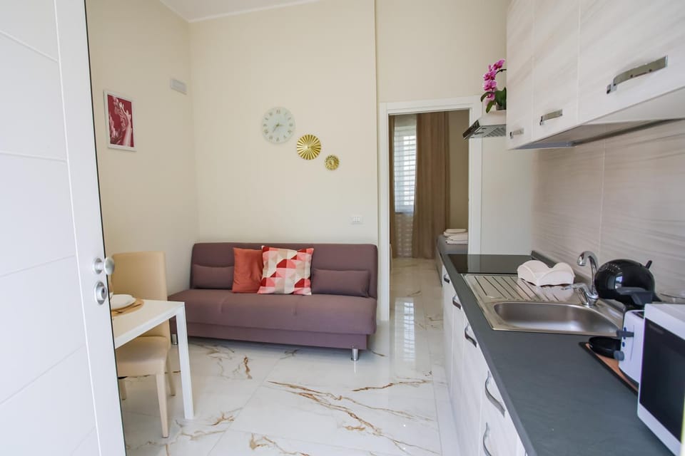 Kitchen or kitchenette, Living room, Seating area, Dining area, stove, toaster