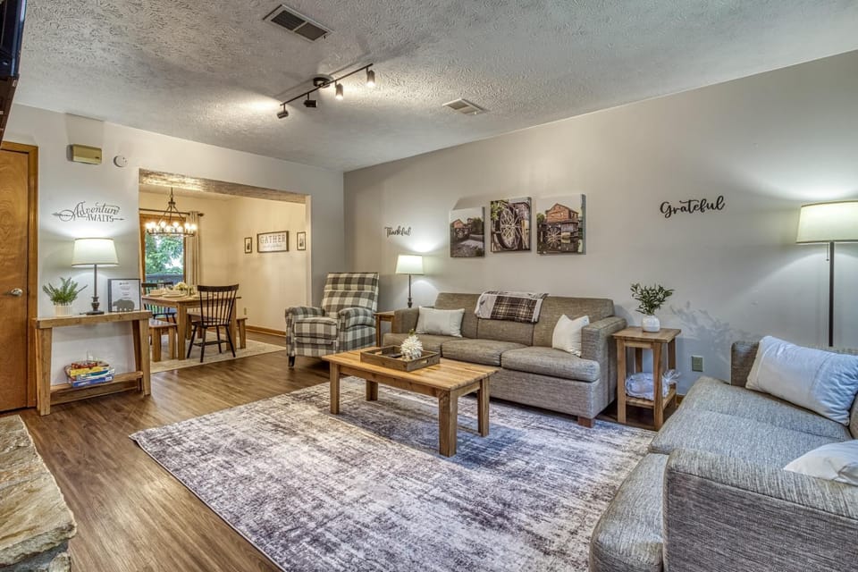 Cozy Bear Hill, Resort indoor Pool, Free Attraction Tickets, WIFI!!! House in Pigeon Forge