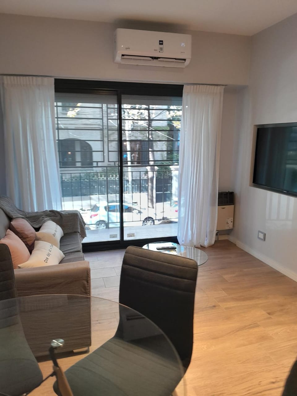 Communal lounge/ TV room, TV and multimedia, Living room, Seating area, air conditioner