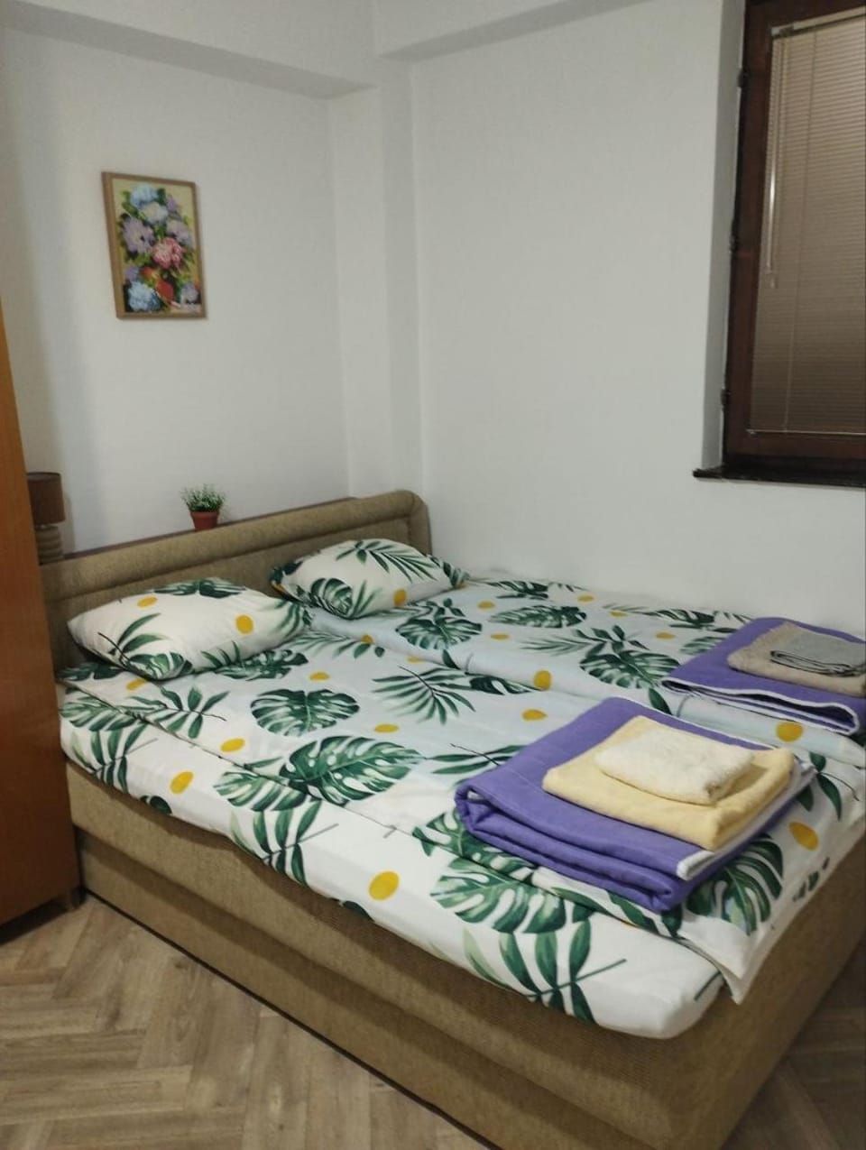 Bed, Bedroom, towels
