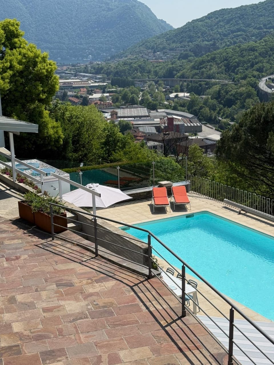Pool view, Parking
