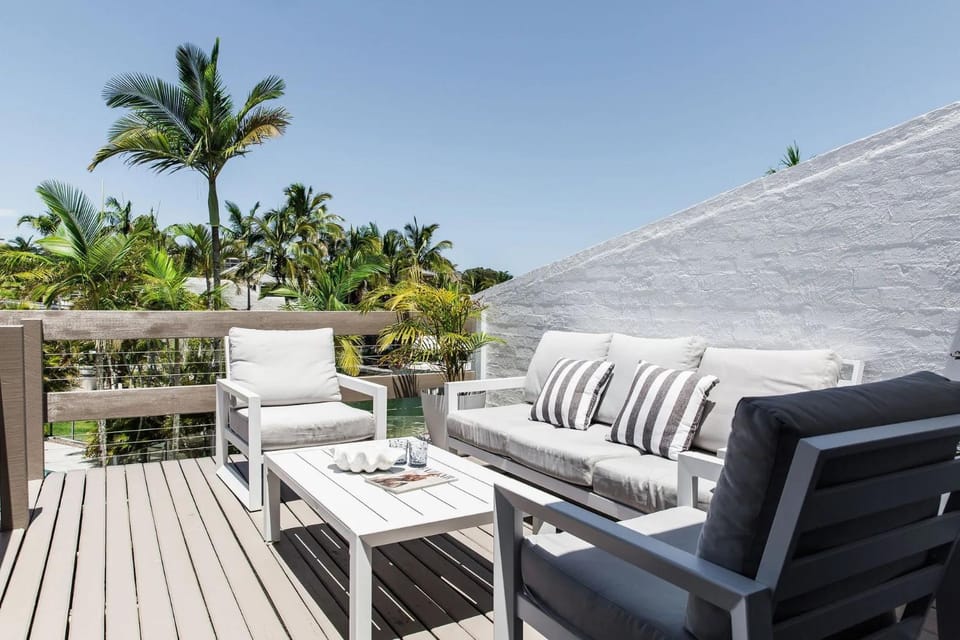 Balcony/Terrace, Seating area, Pool view, River view
