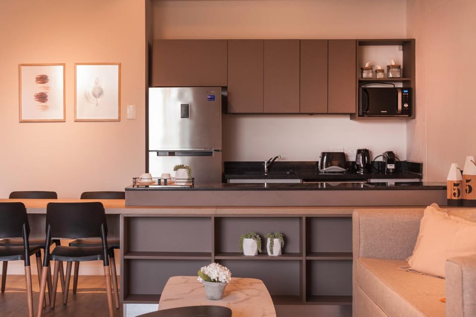 Coffee/tea facilities, Kitchen or kitchenette, Dining area, stove, toaster