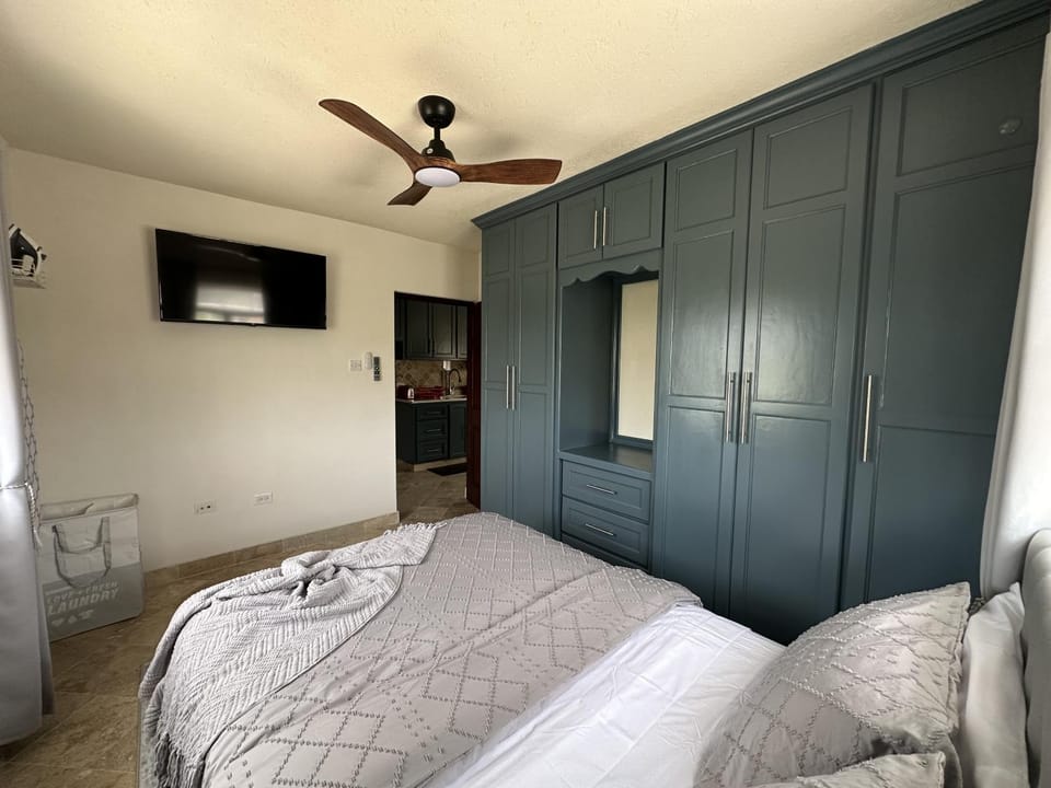 Bed, TV and multimedia, Bedroom, wardrobe