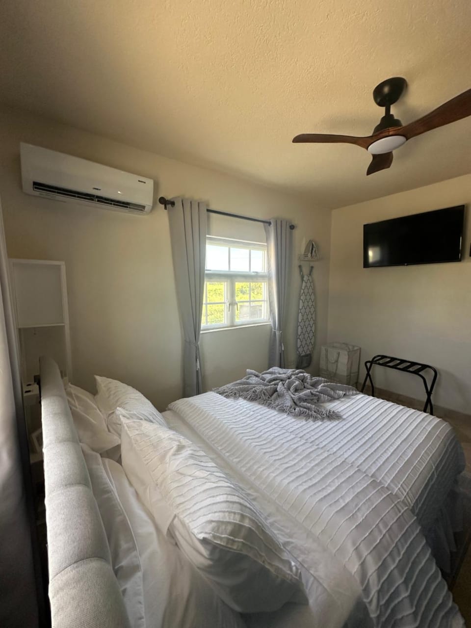 Bed, Bedroom, air conditioner
