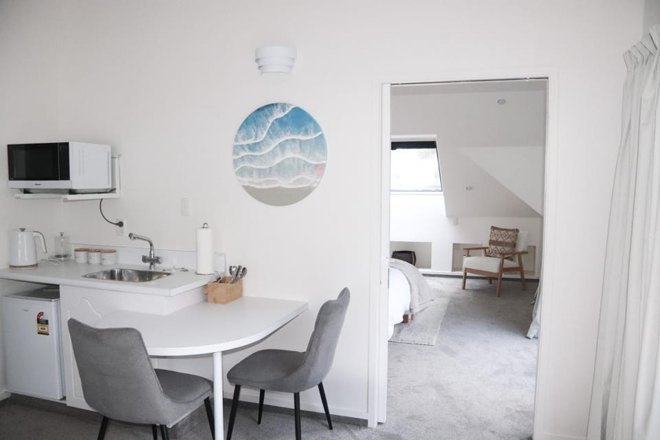 Kitchen or kitchenette, Seating area, Dining area