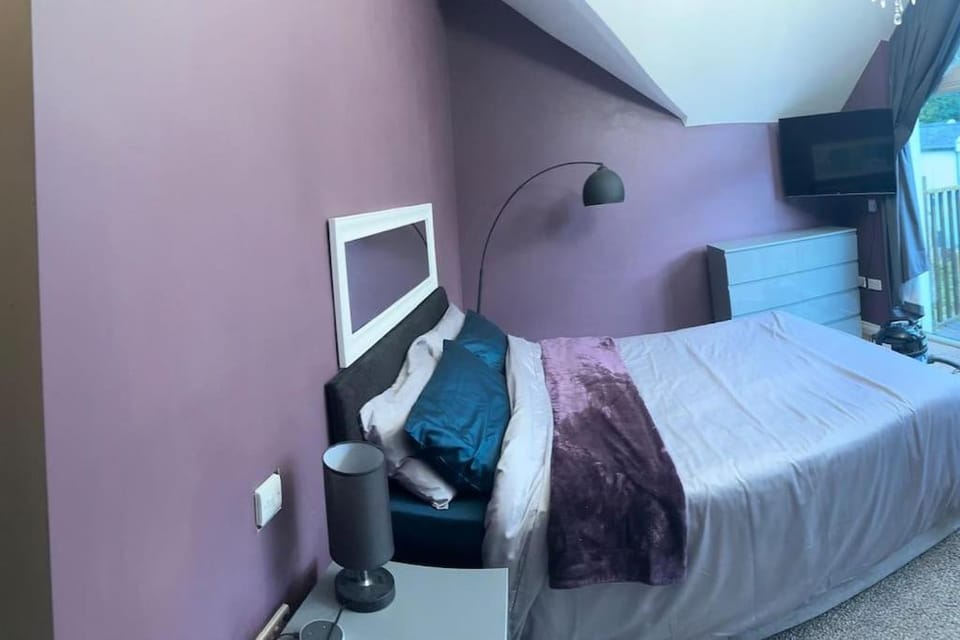 Bed, TV and multimedia, Bedroom
