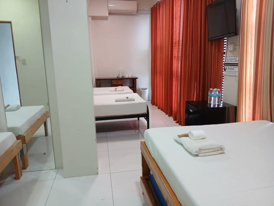Bed, TV and multimedia, Photo of the whole room, Bedroom, towels, air conditioner