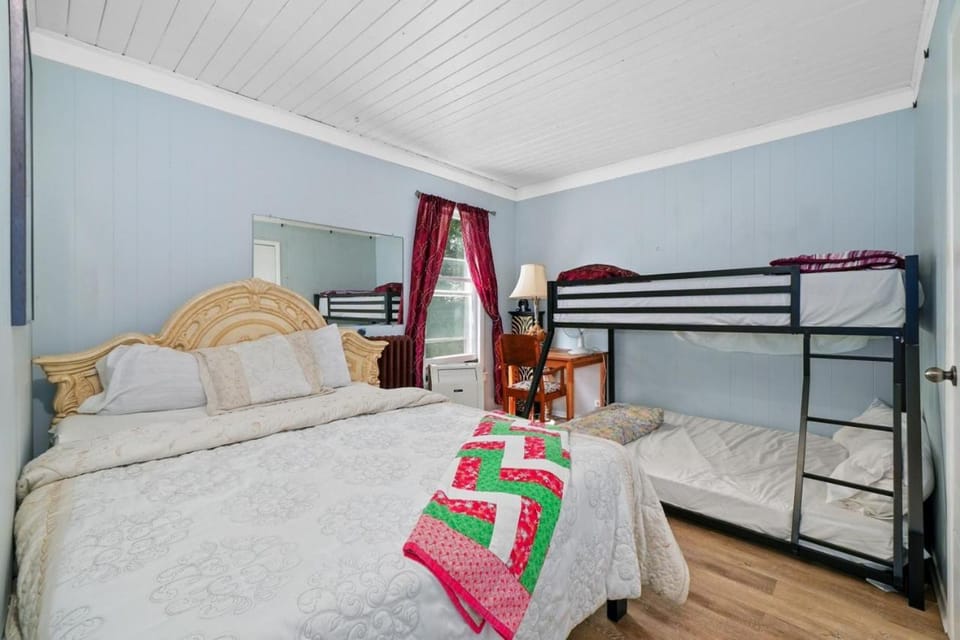 Bed, Photo of the whole room, Bedroom, bunk bed
