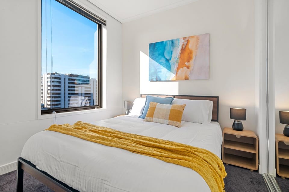 Elegant Emerald 3 Bed Apartment at Albert Park with Parking Apartment in Melbourne