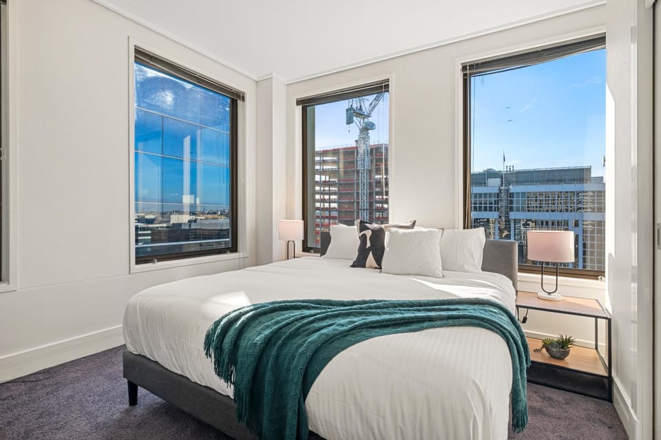 Elegant Emerald 3 Bed Apartment at Albert Park with Parking Apartment in Melbourne