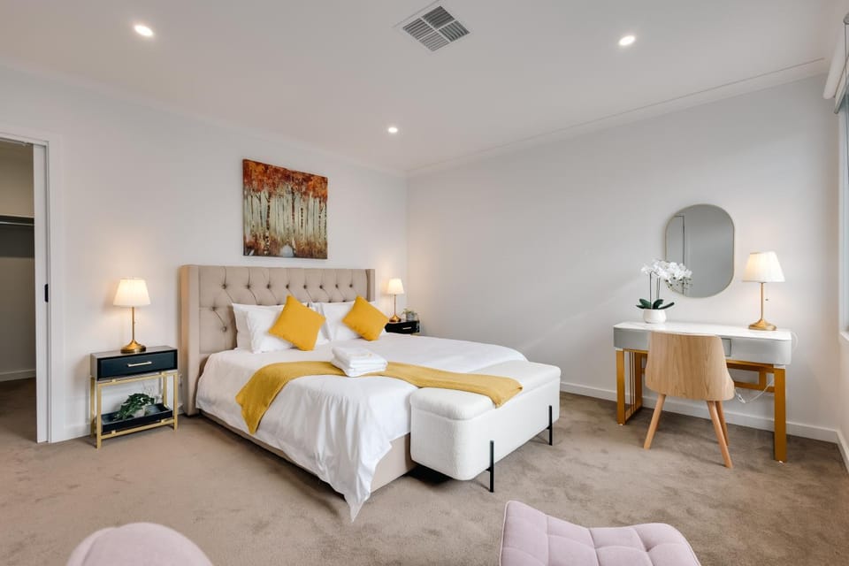 Bed, Photo of the whole room, Bedroom