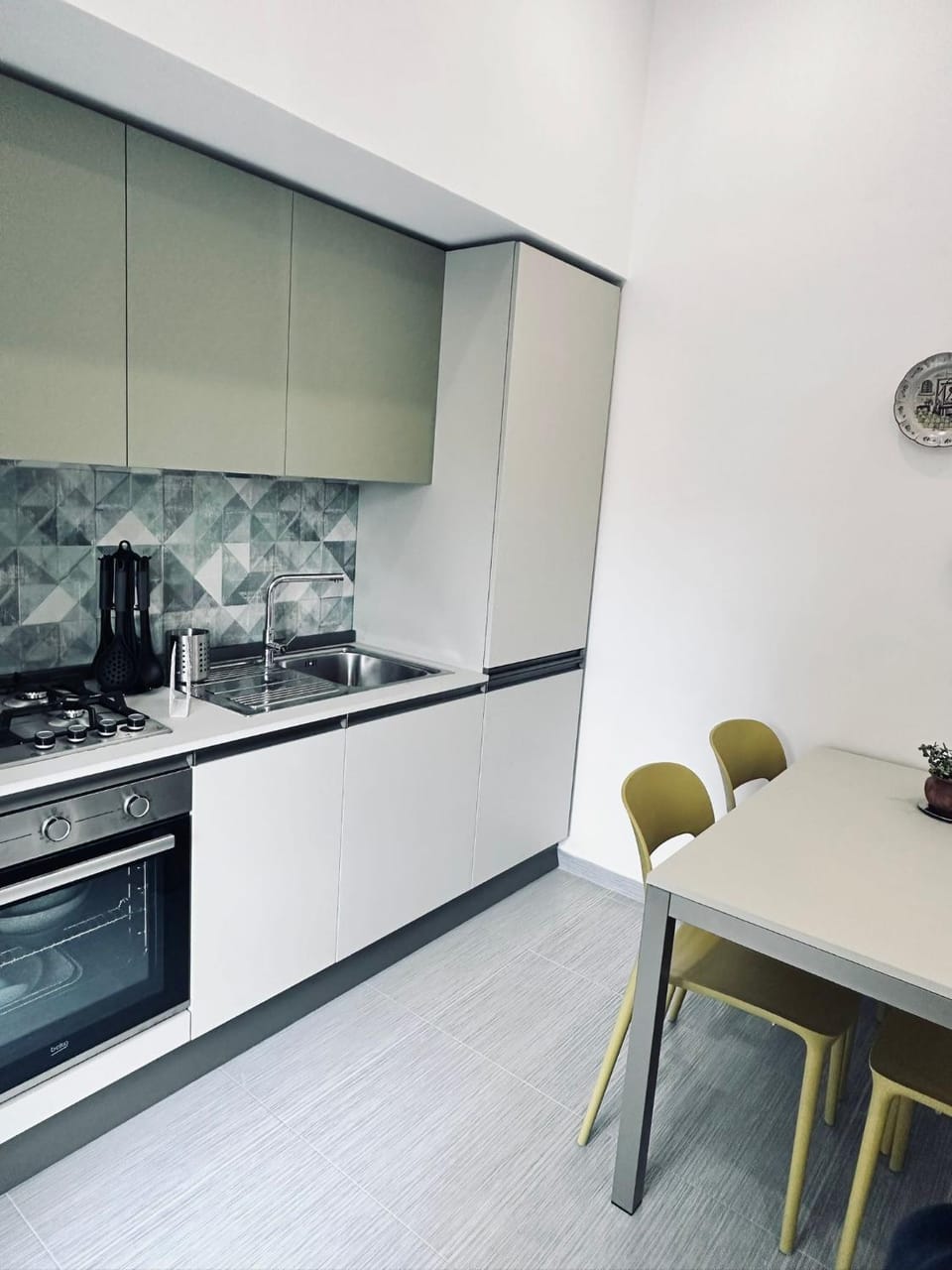 Kitchen or kitchenette, Dining area