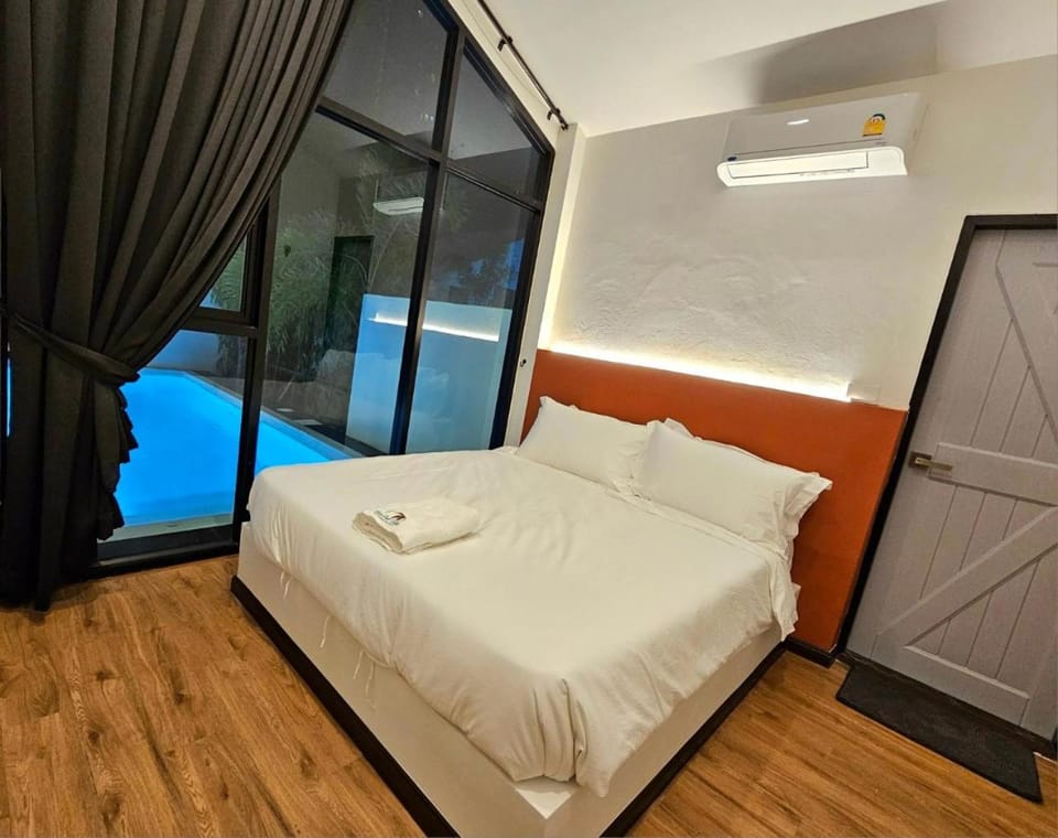 Bed, Photo of the whole room, Bedroom