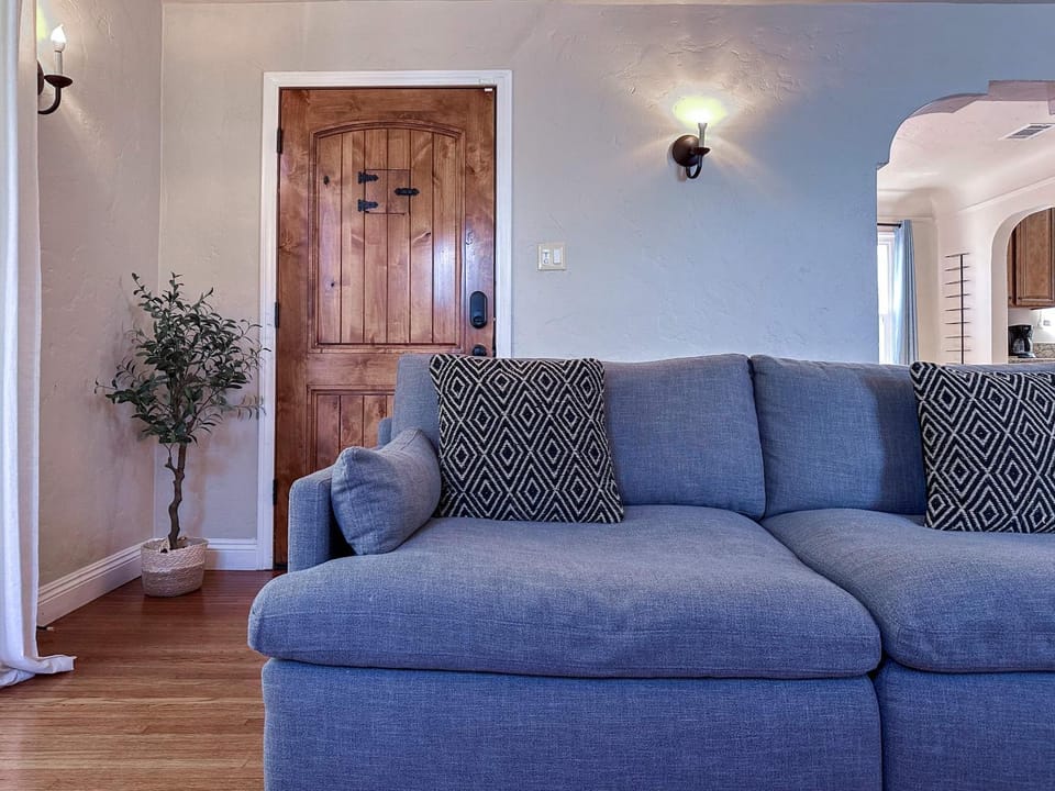 Monthier Picfair Village CA1H6O23 House in San Fernando Valley