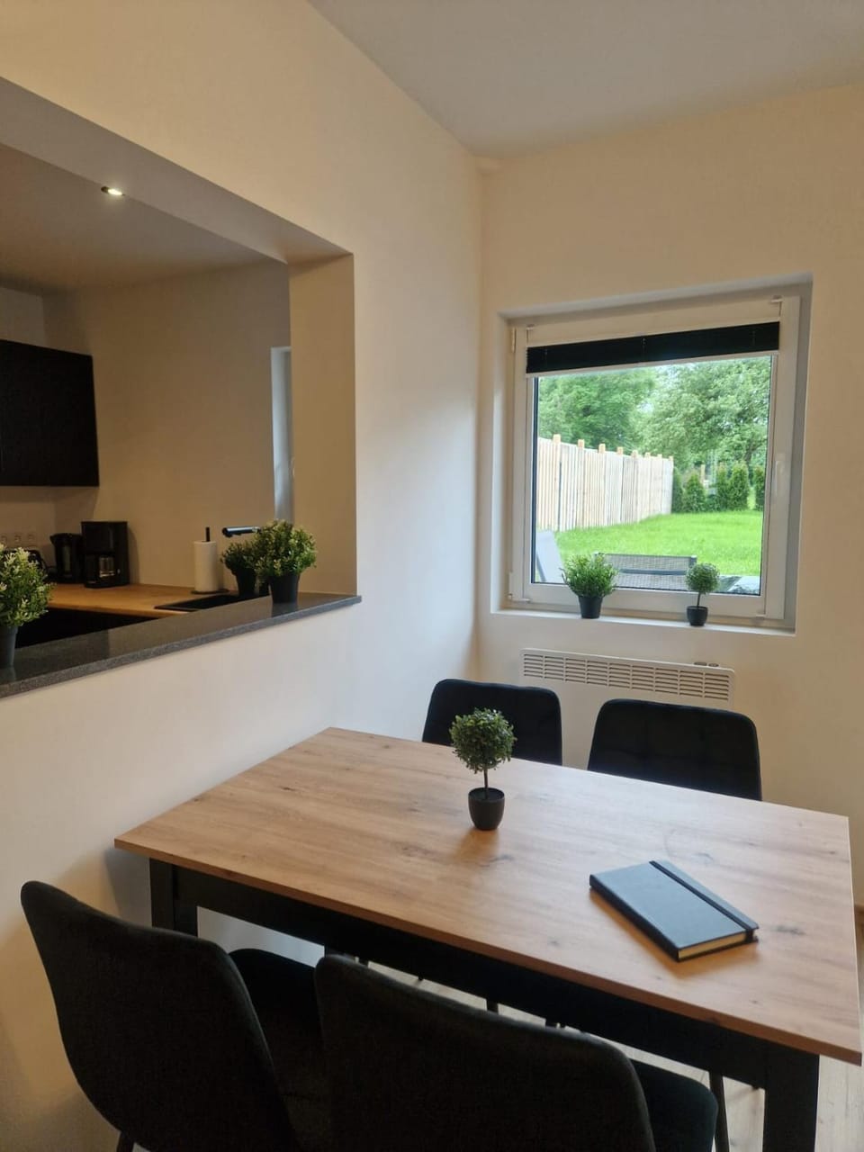 Seating area, Dining area