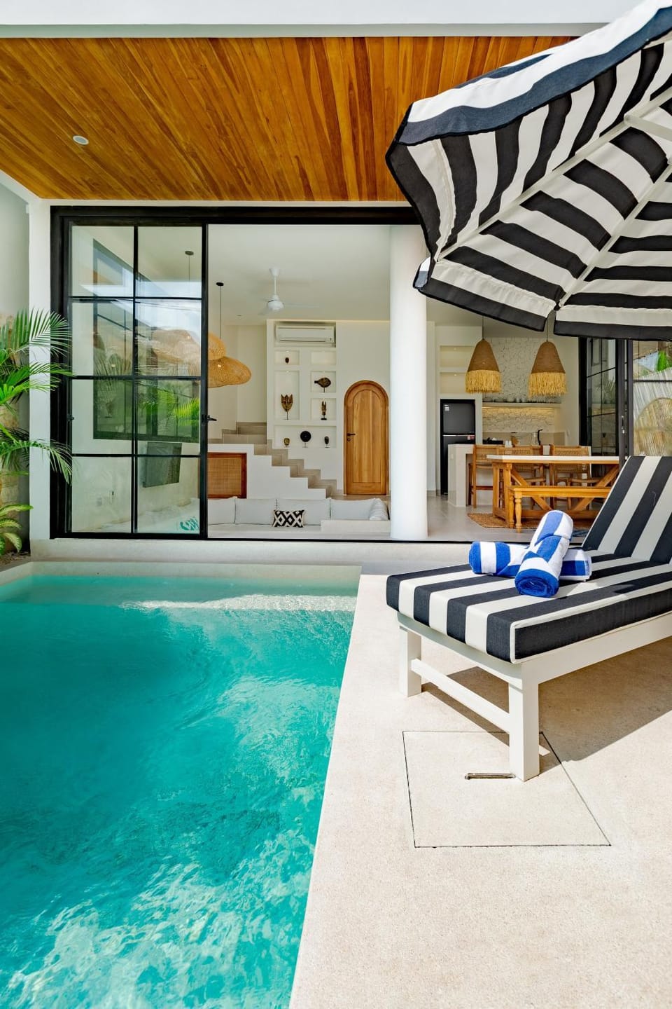 Patio, Swimming pool, sunbed