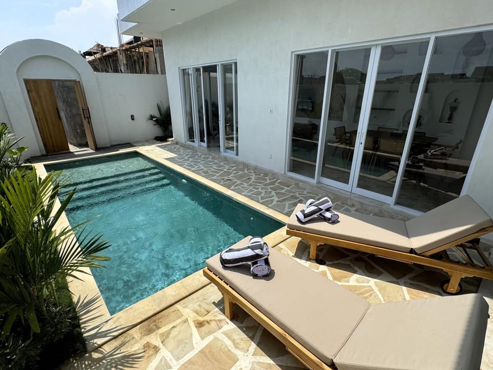 Patio, Swimming pool, sunbed