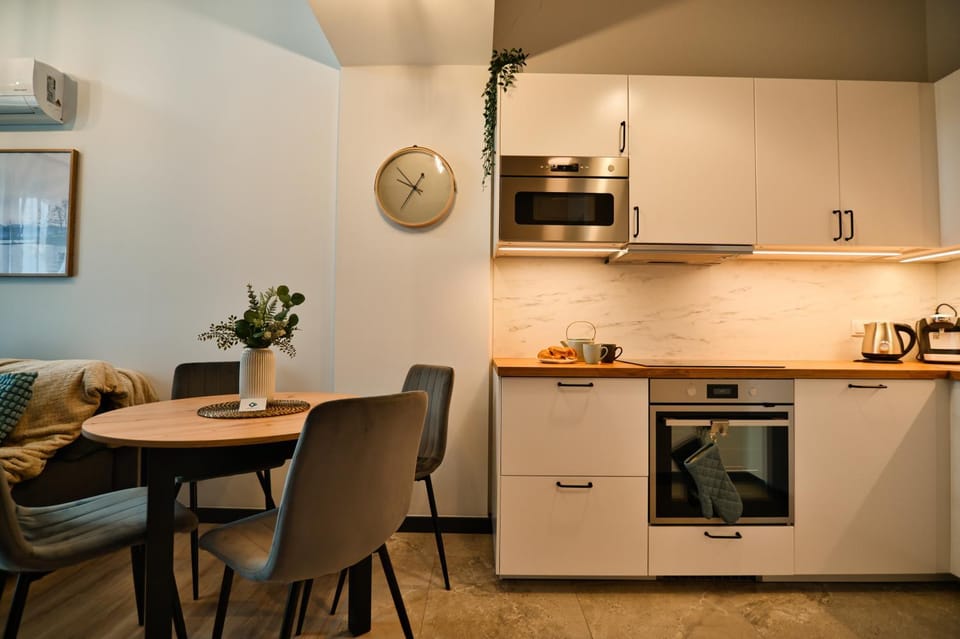Coffee/tea facilities, Kitchen or kitchenette, Dining area, dishwasher, oven, stove